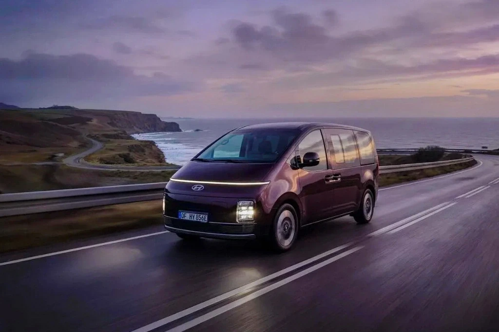 Hyundai вывела на рынок Европы футуристичный минивэн Staria Electric
